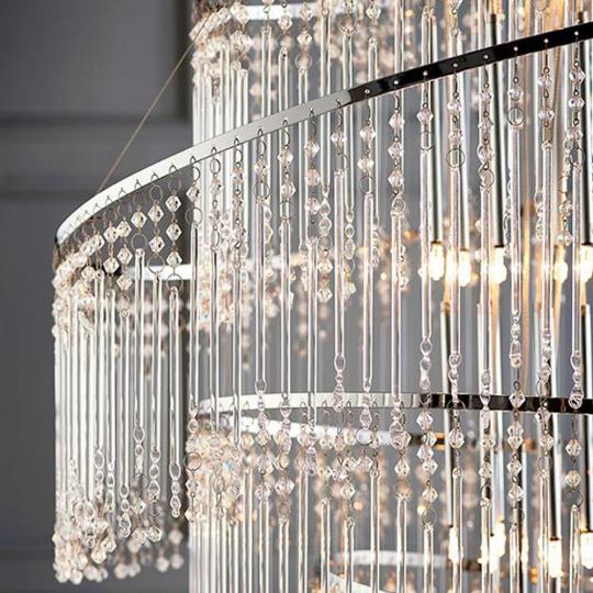 csillar hosszu csungo kristaly uvegkristaly atlatszo exkluziv elegans luxus nappali haloszoba villa lampa reszlet.jpg